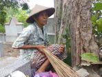 imlek-jadi-berkah-bagi-tukang-sapu-musiman-di-makam-gunung-sempu-bantul.jpg
