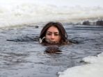 inna-vladimirskaya-asal-ukraina-berlari-di-suhu-sangat-dingin-tanpa-busana-agar-terlihat-awet-muda_20180316_145957.jpg