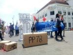 jelang-penetapan-massa-kspsi-diy-gelar-demo-tuntut-ump-sebesar-rp-25-juta_20181031_134650.jpg
