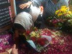jelang-peringatan-40-hari-yan-velia-ziarah-ke-makam-didi-kempot-di-ngawi-nangis-sambil-peluk-nisan.jpg