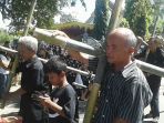 jemaat-gkj-karangdowo-memikul-salib-dalam-prosesi-jalan-salib_20180330_134254.jpg