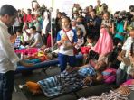 jokowi-temui-pengungsi-di-bandara-palu_20181004_170556.jpg