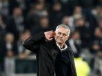 jose-mourinho-berselebrasi-dengan-memegang-telinga.jpg