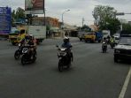 jumat-siang-lalu-lintas-simpang-denggung-ramai-lancar_20180831_131851.jpg