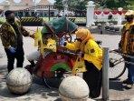 kader-golkar-diy-saat-membagikan-bantuan-makanan-siap-saji.jpg