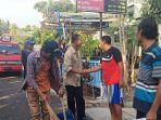 kampanye-unik-pilkades-kepek-dengan-cara-bersih-bersih-sampah-di-lingkungan-desa.jpg