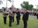 kapolres-bantul-akbp-sahat-marisi-hasibuan-memberikan-penghargaan-kepada-anggota-berprestasi.jpg