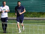karim-benzema-di-sesi-latihan-di-base-camp-tim-di-clairefontaine-en-yvelines-11-juni-2021.jpg