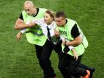kelompok-pussy-riot-di-final-piala-dunia-2018_20180716_105229.jpg
