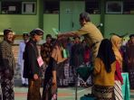 kenalkan-budaya-jawa-hari-pertama-ke-sekolah-murid-dan-guru-sman-1-pajangan-gunakan-pakaian-adat_20180716_174110.jpg