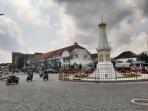 kendaraan-melintas-di-simpang-tugu-yogyakarta-rabu-20102021.jpg