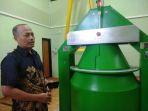 kepala-laboratorium-iradiator-sttn-batan-sugili-putra-saat-menjelaskan-cara-kerja-iradiator-gamma.jpg