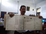 kepala-sma-bopkri-1-yogyakarta-andar-rujito-saat-menunjukkan-data-diri-dokter-terawan-semasa-sma.jpg