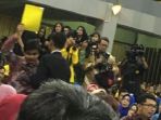 ketua-bem-ui-saat-mengacungkan-kartu-kuning_0302_20180203_185318.jpg