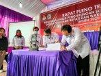 ketua-kpu-gunungkidul-ahmadi-ruslan-hani-tengah-usai-rekapitulasi.jpg