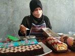 kiki-hapsari-saat-mempraktikan-cara-membuat-brownies-bermotif.jpg