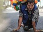 kisah-perjuangan-pak-setu-merangkak-berjualan-balon-keliling-demi-menghidupi-4-anaknya-3.jpg