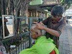 kisah-tukang-cukur-rambut-di-alun-alun-utara-yogyakarta-jadi-langganan-bule-amerika.jpg
