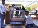kreatif-siswa-sman-1-jetis-ini-ciptakan-kandang-ayam-yang-bisa-bersihkan-kotoran-secara-otomatis_20181008_143624.jpg