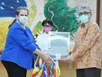 kuasa-usaha-ad-interim-kedutaan-besar-amerika-serikat-variava-secara-simbolis-menyerahkan-ventilator.jpg