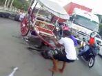 kuda-ini-ambruk-di-tengah-jalan-setelah-mengantar-wisatawan-saat-cuaca-panas.jpg