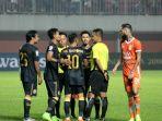 laga-pss-sleman-vs-borneo-fc-diwarnai-insiden-wasit-salah-cabut-kartu.jpg