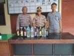 lakukan-razia-polsek-gondoksuman-sita-25-botol-miras.jpg