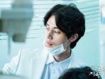 lee-dong-wook-perankan-dokter-gigi-di-hell-is-other-people.jpg