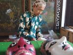 lestarikan-warisan-budaya-pria-bantul-setia-geluti-kerajinan-topeng-kayu-selama-20-tahun_20181104_100008.jpg