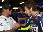 lewis-hamilton-dan-valentino-rossi-yang-akan-beradu-cepat-dengan-bertukar-tunggangan.jpg