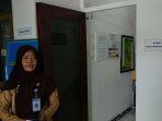 lilis-sulistyowati-menunjukkan-ruang-pelayanan-adopsi.jpg