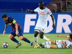 lionel-messi-mengontrol-bola-sebelum-mencetak-gol-di-16-besar-liga-champions-barcelona-vs-napoli.jpg