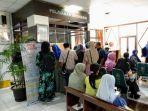 lobi-kantor-dinas-pendidikan-sleman-dipenuhi-ortu-siswa.jpg