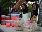 mahasiswa-jual-takjil_20160617_185614.jpg
