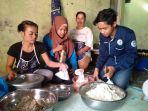 mahasiswa-universitas-tidar-di-magelang-tengah-mengolah-singkong-jadi-produk-makanan.jpg