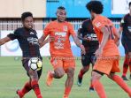 main-di-kandang-pesut-etam-sukses-tumbangkan-persipura-jayapura_20181008_175253.jpg