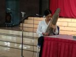 mainkan-kenting-musisi-ayu-laksmi-berbagi-ilmu-musik-di-pkkh-ugm_20180517_105159.jpg