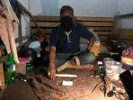 mantan-pemain-belakang-psim-yogyakarta-semi-suparji-menunjukkan-iket-atau-kain.jpg