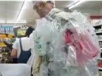 manusia-monster-kantong-plastik_20180424_095511.jpg
