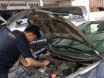 mekanik-dari-OJC-Auto-Service-sedang-memeriksa-mobil.jpg