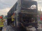 memadamkan-api-yang-membakar-satu-unit-Bus-PO.jpg