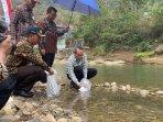 menebar-bibit-ikan-di-Sungai-Oyo-Bantul-Kamis-1372023.jpg
