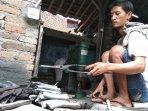 mengenal-kampung-ngledok-klaten-sentra-perajin-pandai-besi-yang-dikunjungi-presiden-jokowi.jpg
