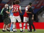 mikel-arteta-kanan-merangkul-striker-gabon-asal-arsenal-pierre-emerick-aubameyang.jpg