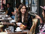 mini-seri-emily-in-paris-yang-tayang-di-netflix-akan-memiliki-musim-kedua.jpg