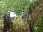 mobil-tersesat-gunung-putri.jpg