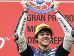 naik-podium-pembalap-ini-persembahkan-kemenangan-perdananya-untuk-rossi_20180413_220645.jpg