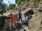 olah-tkp-longsoran-di-kali-boyong.jpg