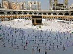 para-jamaah-haji-berkeliling-di-sekitar-kabah-tempat-suci-di-masjidil-haram-di-saudi-mekah.jpg