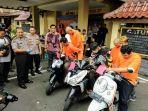 para-pelaku-penyerangan-merekonstruksi-cara-mereka-beraksi-dengan-berboncengan-di-atas-sepeda-motor.jpg